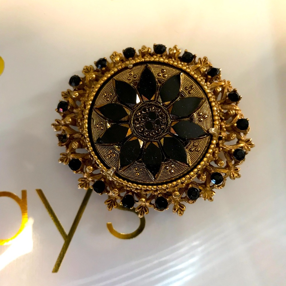 Vintage Pin- very elegant in good condition